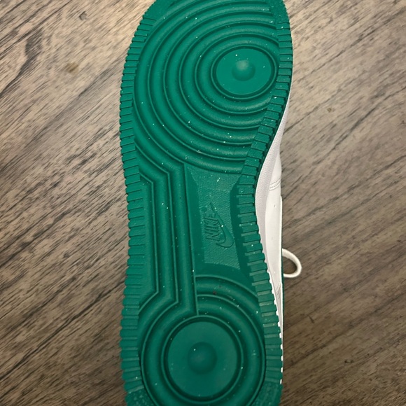 NIKE MENS AF1 White and Green Sneakers - Picture 2 of 4